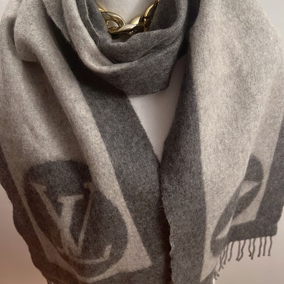 Louis Vuitton Scarf Luxurious Soft 70”L x 11” W 75% Lambswool, 25% Angora 40148S - Picture 4 of 7